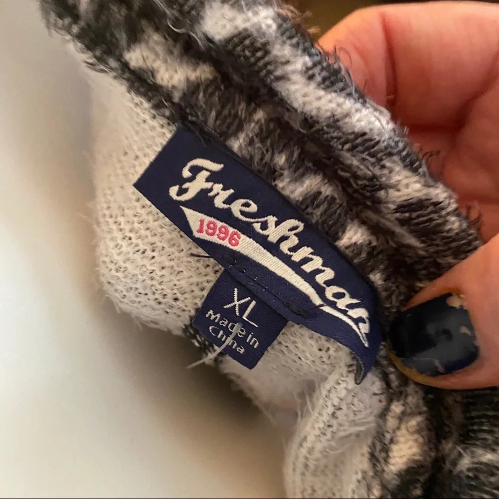 🆕 NWT Freshman Juniors' Fuzzy V-Neck Sweater